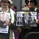 De nombreuses personnes se sont rassemblées pour rendre hommage au créateur italien. KEYSTONE/AP/Nicola Marfisi